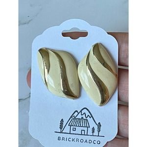 Vintage 1980s stud earrings gold tone cream swirls